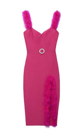 MAXIKLEID MIT GESPLITTETEN FEDERN IN ROSA